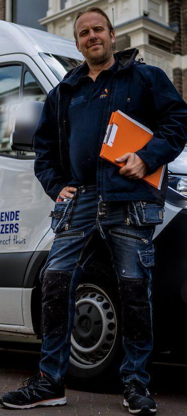 Verhuizer van Verhuisbedrijf Draagkracht bij de bus